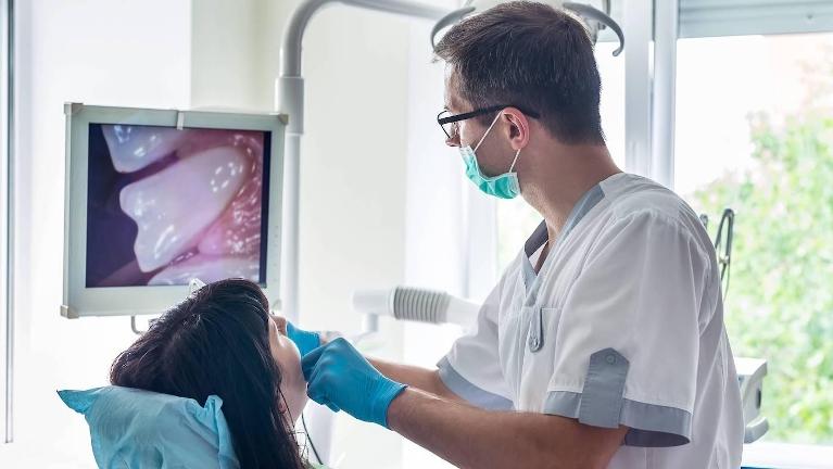 dentist working on a dental emergency in mount waveryly